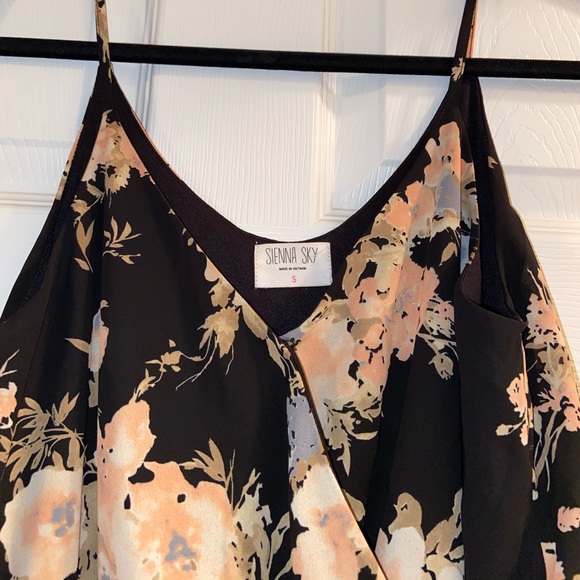 Sienna Sky Dressy Floral Romper 🌸 - Picture 5 of 8